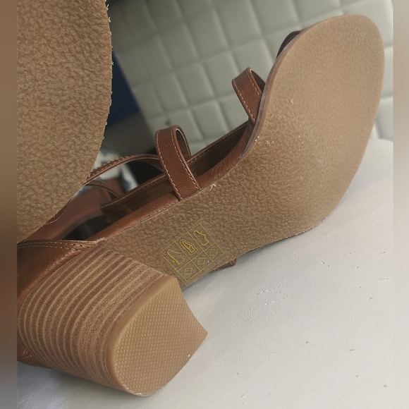 NWOT Transit sandals. Size 9. - Picture 13 of 13